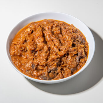 Produkt: wegański bigos duszony z grzybami, wędzonymi śliwkami, kuminem i pomidorami